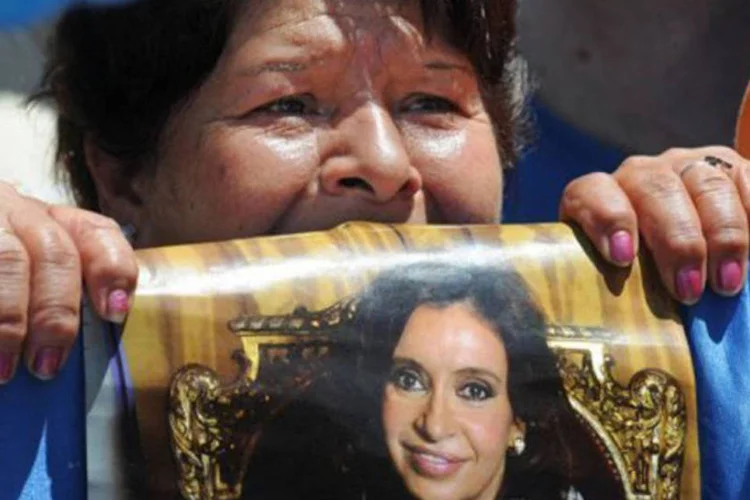 Uma mulher torce pela presidente da Argentina, Cristina Kirchner, diante do hospital
 (Daniel Vides)