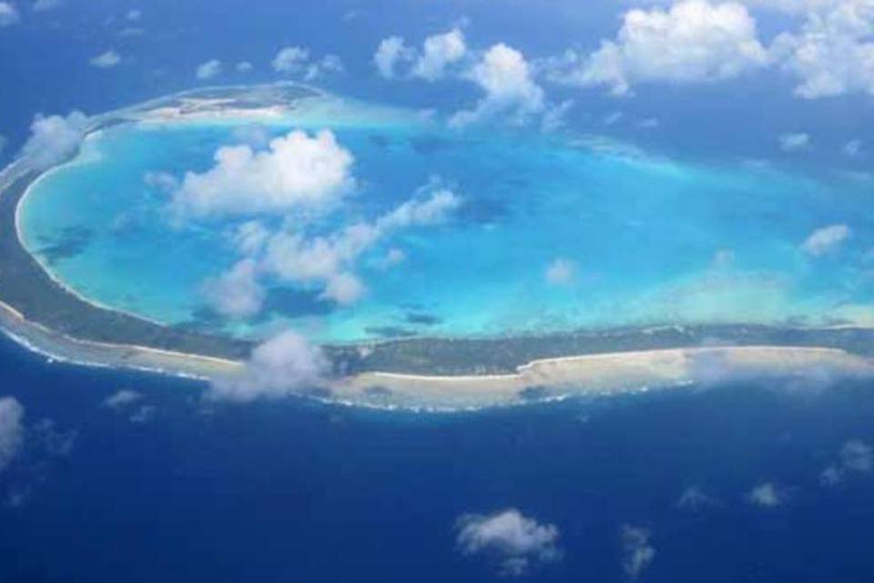 
	Ilha de Kiribati: zonas inteiras do arquip&eacute;lago, 30 at&oacute;is de corais, s&atilde;o invadidas com frequ&ecirc;ncia pelo oceano
 (Wikimedia Commons)