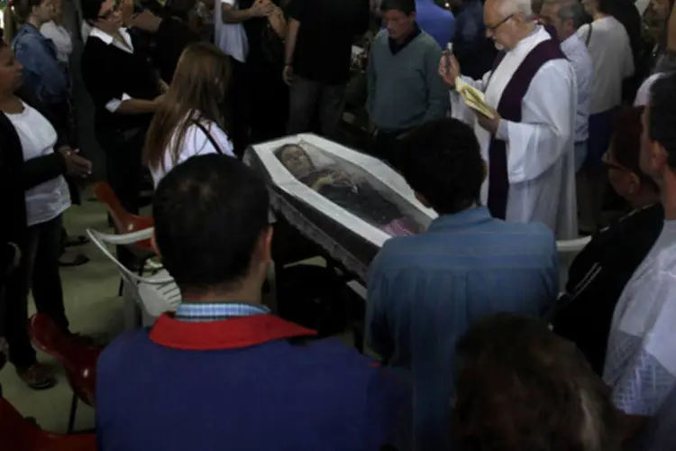 
	Padre reza pelas v&iacute;timas do inc&ecirc;ndio na boate Kiss em Santa Maria
 (Ricardo Moraes/Reuters)