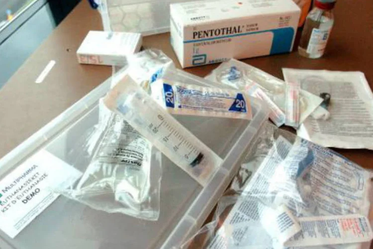 Kit para a eutanásia disponível na Bélgica: decisão foi colocada em suspenso durante um ano (Etienne Ansotte/AFP)