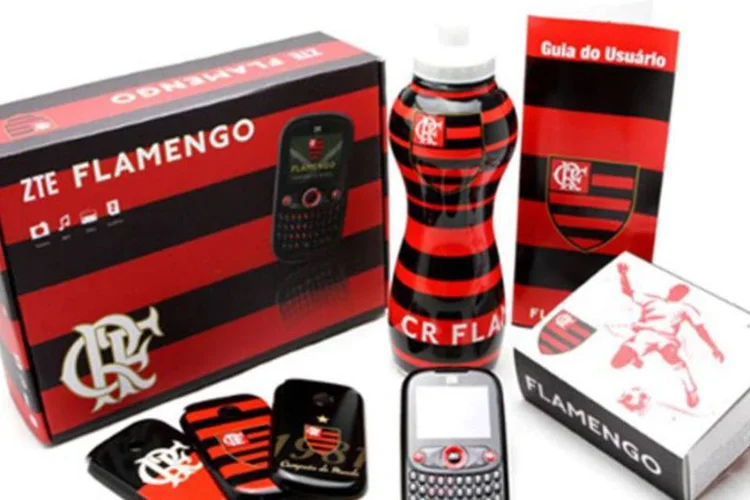 Quem comprar o celular recebe ainda um squeeze do time e três capas personalizadas (Divulgação)