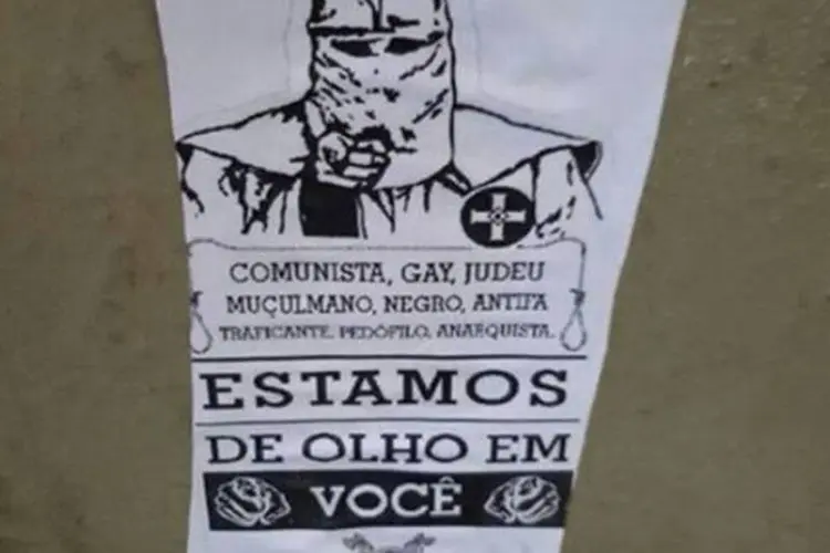 
	Grupo de Niter&oacute;i inspirado na Klu Klux Klan espalhou cartazes com amea&ccedil;as a &ldquo;comunistas, gays, judeus, mu&ccedil;ulmanos e negros&rdquo;
 (Reprodução/Facebook)