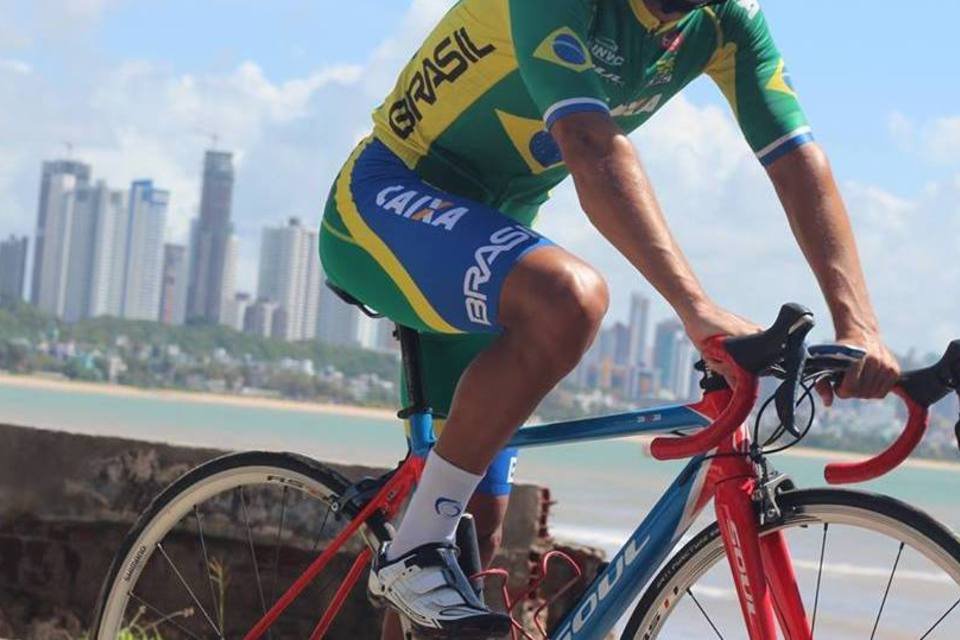 Corte suspende ciclista brasileiro e nadadora chinesa