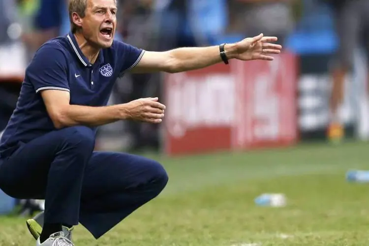 Juergen Klinsmann grita durante partida dos EUA contra a Bélgica, na Arena Fonte Nova (Marcos Brindicci/Reuters)