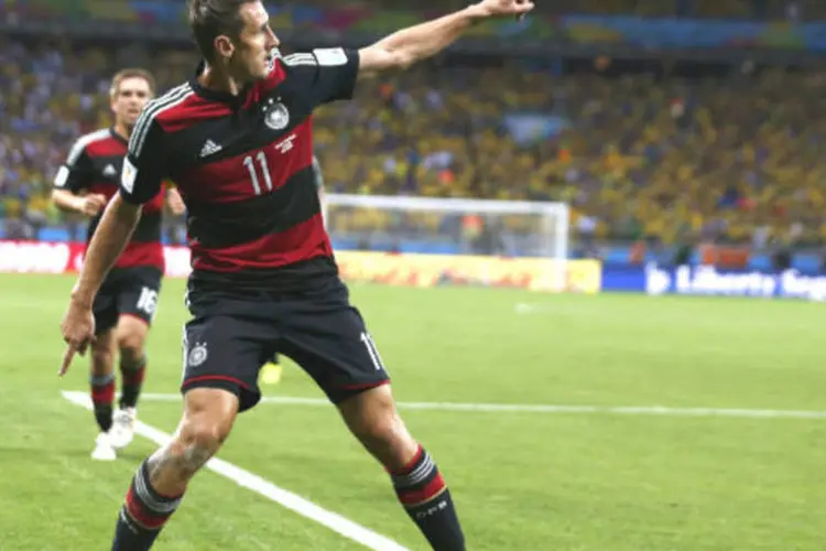 Klose comemora seu gol diante do Brasil: o maior goleador da história das Copas (REUTERS/Marcos Brindicci)
