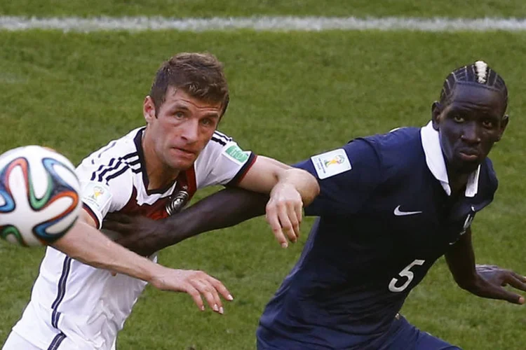 Miroslav Klose disputa a bola com Mamadou Sakho durante partida no Maracanã, no Rio de Janeiro (Ricardo Moraes/Reuters)