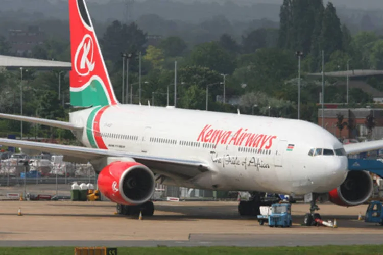 Centenas de passageiros ficaram presos do lado de fora do Aeroporto Internacional Jomo Kenyatta, na capital Nairóbi, que foi interditado com o início do incêndio pela manhã (Bloomberg)