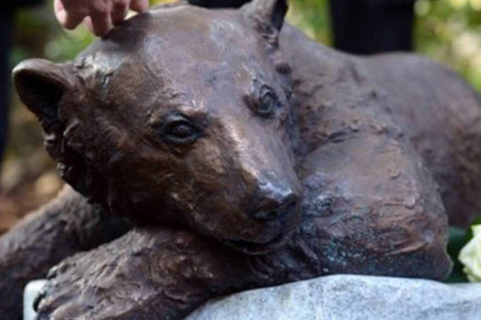 O urso polar Knut ganha estátua no Zoológico de Berlim