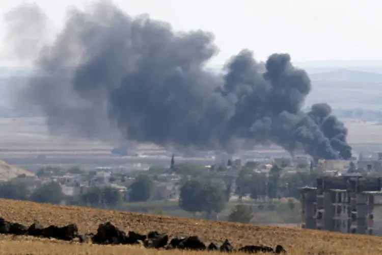 
	Fuma&ccedil;a na cidade s&iacute;ria de Kobani, perto da fronteira com a Turquia
 (Umit Bektas/Reuters)