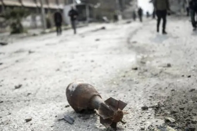 Bairros da parte oeste de Kobani sofreram menos danos, onde alguns civis foram vistos nas ruas (Bulent Kilic/AFP)