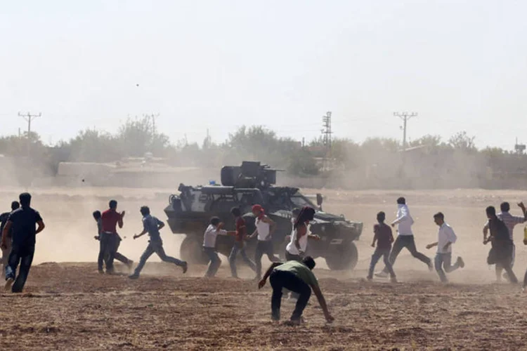 
	Kobani: combatentes curdos t&ecirc;m avan&ccedil;ado lentamente com apoio de for&ccedil;as Peshmerga iraquianas
 (Umit Bektas/Reuters)