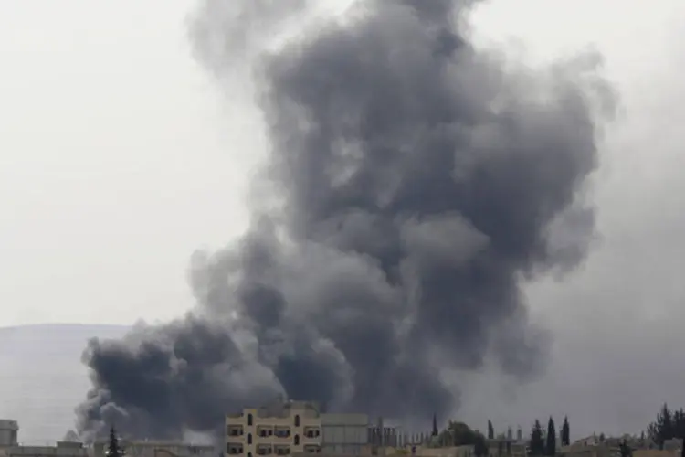 
	Fuma&ccedil;a na cidade s&iacute;ria de Kobane, perto da fronteira com a Turquia
 (Murad Sezer/Reuters)