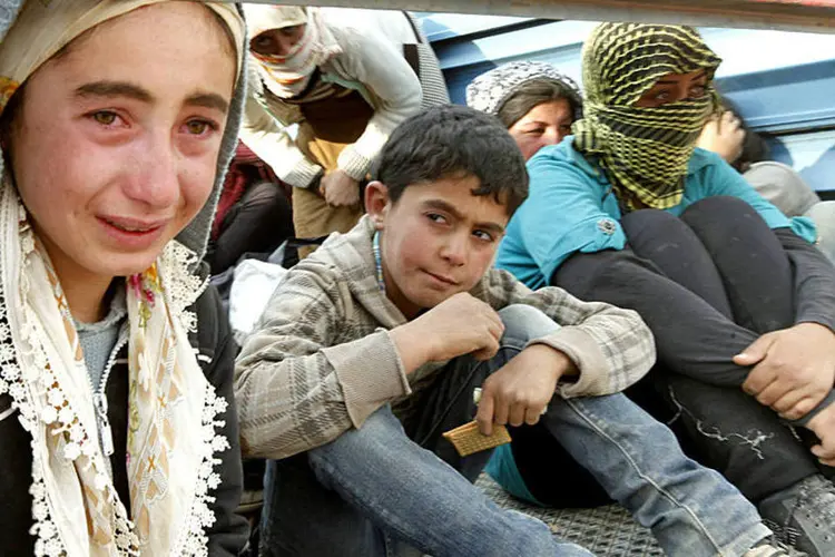 
	Crian&ccedil;as de Kobani, na S&iacute;ria, fogem para a Turquia por medo da viol&ecirc;ncia do grupo Estado Isl&acirc;mico. Segundo ONU, 1,5 milh&atilde;o de refugiados s&iacute;rios s&atilde;o jovens e crian&ccedil;as
 (Getty Images)