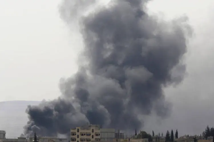 
	Fuma&ccedil;a na cidade de Kobani: dois combatentes curdos ficaram feridos por conta do ataque suicida
 (Murad Sezer/Reuters)