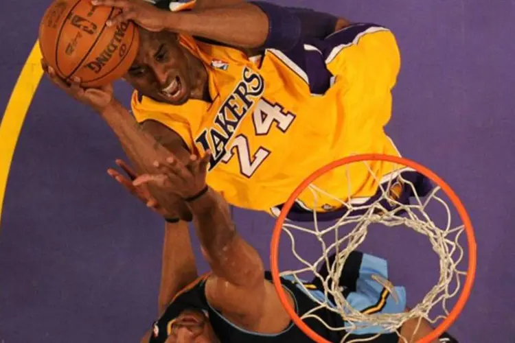 Kobe Bryant é ala-armador de número 24 do Los Angeles Lakers (Getty Images)