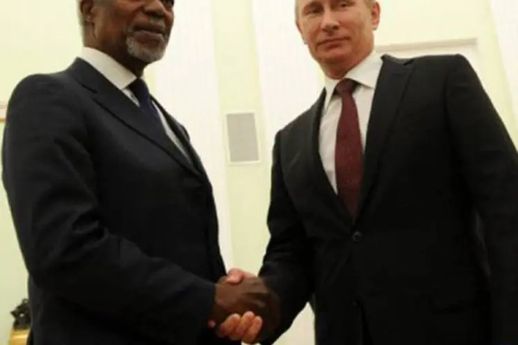Kofi Annan e Vladimir Putin: "Eu não vejo por que não podemos chegar a um acordo no Conselho de Segurança. Estamos prontos para isso", disse o chanceler russo (©AFP / Kirill Kudryavtsev)