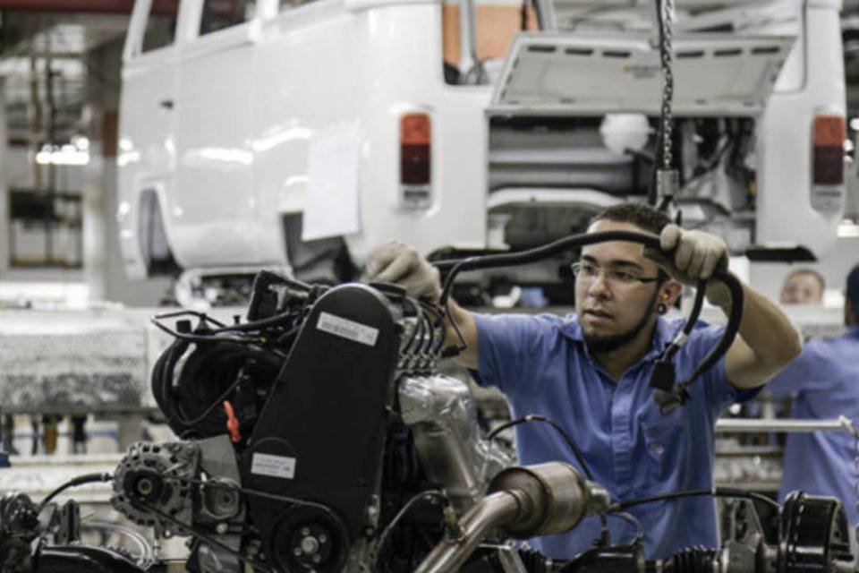 Funcionários da VW no ABC entram em greve após 800 demissões