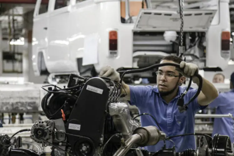 Funcionários trabalham na linha de montagem da Kombi na fábrica da Volkswagen em São Bernardo do Campo (Paulo Fridman/Bloomberg)