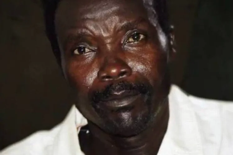 Cena do filme "Kony 2012" mostra Joseph Kony, guerrilheiro acusado de raptar mais de 60 mil crianças africanas e transforma-las em soldados (Reprodução)