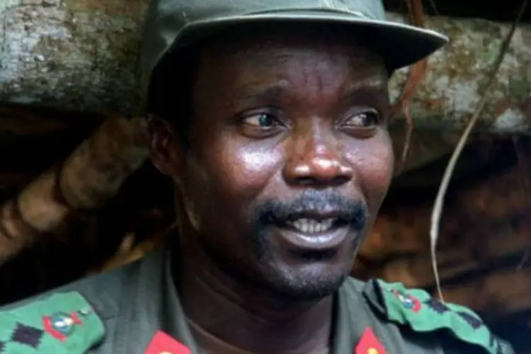 
	Joseph Kony: em 2005, o Tribunal Penal Internacional emitiu uma ordem de deten&ccedil;&atilde;o contra Kony.
 (Wikimedia Commons)