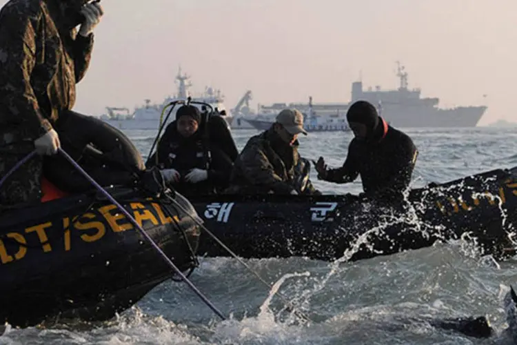 
	Mergulhadores buscam corpos das v&iacute;timas do naufr&aacute;gio no navio Sewol, na Coreia do Sul
 (REUTERS/South Korean Navy/Yonhap)