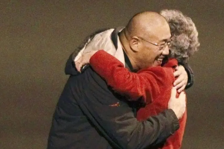 
	Kenneth Bae se reencontra com sua m&atilde;e, Myung Hee Bae, depois de ser libertado pelo governo norte-coreano
 (Reuters/Anthony Bolante)