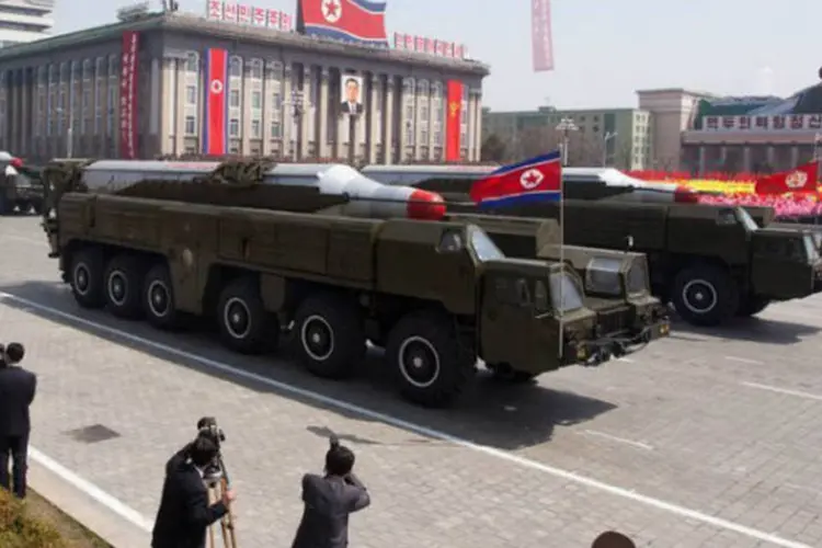 Tanques norte-coreanos participam de desfile militar em Pyongyang  (AFP / Ed Jones)