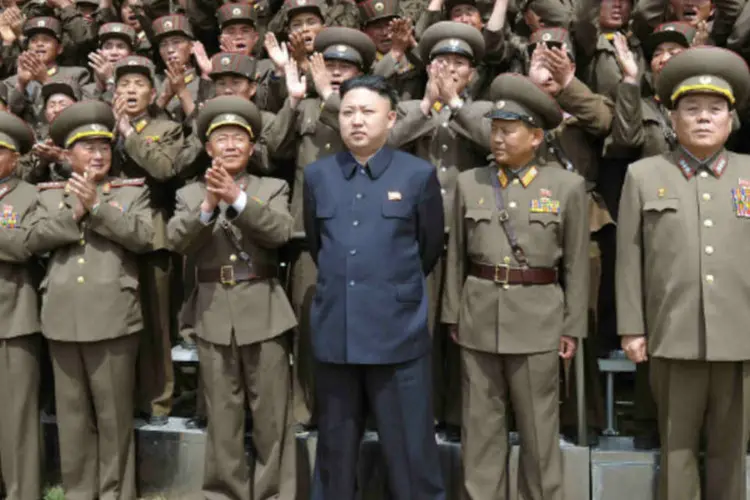 
	L&iacute;der norte-coreano Kim Jong-un (C) posa com soldados: o governo sul-coreano realizou liga&ccedil;&otilde;es telef&ocirc;nicas ao Norte, mas n&atilde;o obteve resposta (REUTERS / KCNA)