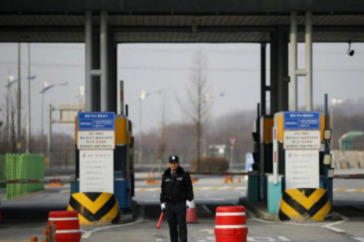 
	Seguran&ccedil;a sul-coreano vigia passagem na alf&acirc;ndega da Coreia do Sul, na zona desmilitarizada que separa as duas Coreias, em Paju, ao norte de Seul
 (REUTERS/Kim Hong-Ji)