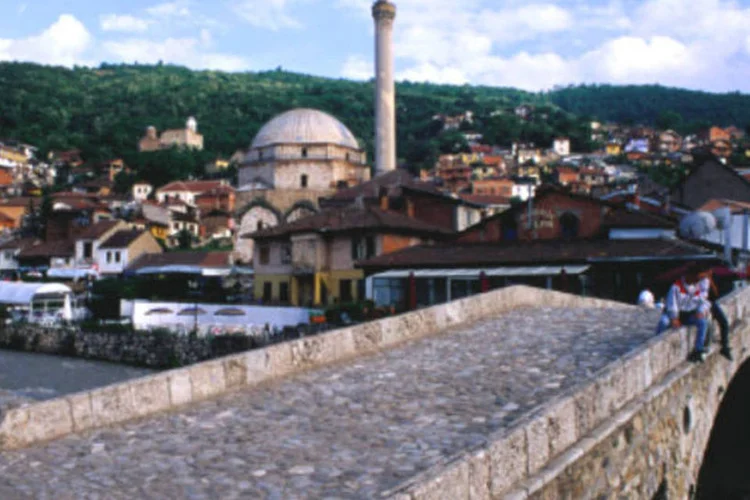 
	Cidade em Kosovo. Ap&oacute;s um in&iacute;cio pac&iacute;fico, os opositores come&ccedil;aram a atirar coquet&eacute;is Molotov e outros objetos contra a sede do governo
 (Getty Images)