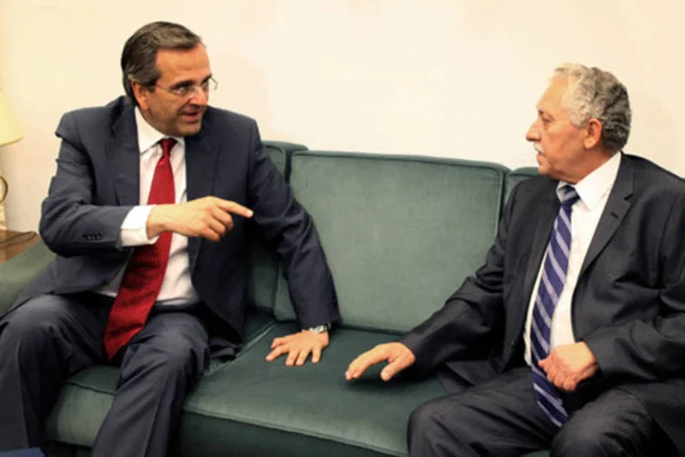 
	O l&iacute;der conservador Antonis Samaras se re&uacute;ne com o l&iacute;der do Dimar, Fotis Kouvelis: o partido de centro-esquerda &eacute; contr&aacute;rio &agrave; reforma trabalhista exigida pela troika
 (Petros Giannakouris-POOL/Getty Images)
