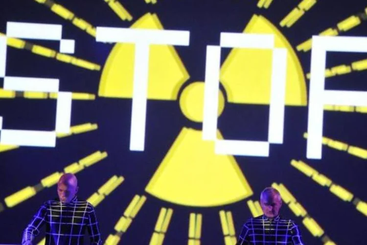 A grande atração do primeiro dia foi a banda alemã Kraftwerk, com um ótimo show cheio de projeções em 3D (Mike Coppola/Getty Images)