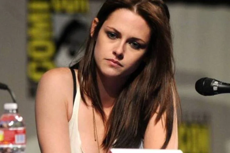 
	Kristen e Hoult interpretam os colegas Nia e Silas em Equals
 (Kevin Winter/Getty Images)