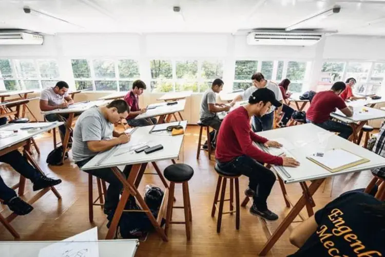 
	Sala de aula da Kroton: receita l&iacute;quida da Kroton nos tr&ecirc;s &uacute;ltimos meses de 2015 atingiu R$ 1,331 bilh&atilde;o
 (Germano Lüders/EXAME)