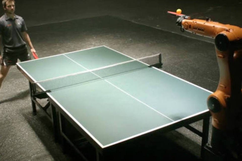 Robô mais rápido do mundo desafia campeão de tênis de mesa