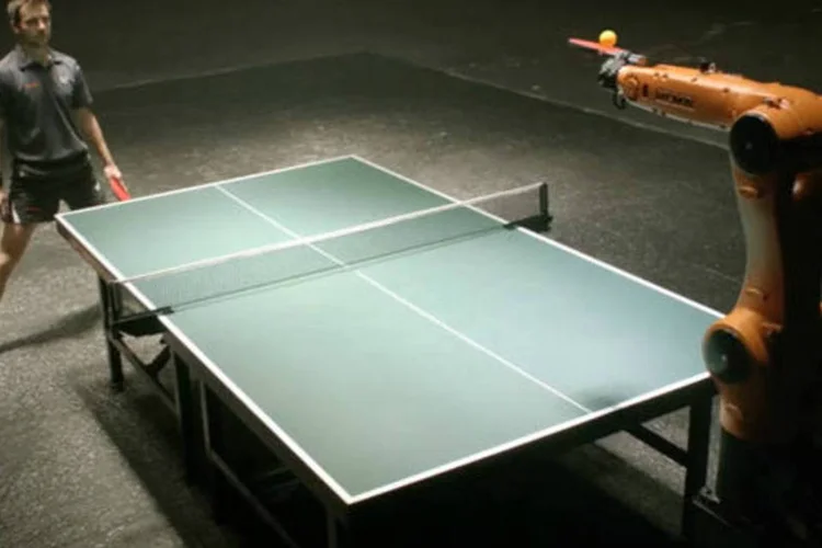 Robô mais rápido do mundo desafia campeão de tênis de mesa: vídeo exibe a Kuka Kr Agilus contra Timo Boll, garoto propaganda da Kuka na China (Reprodução/YouTube/KukaRobotGroup)