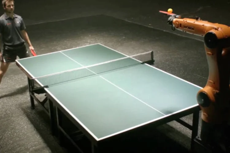 Timo Boll e o robô Agilus no vídeo promocional da partida (Divulgação)