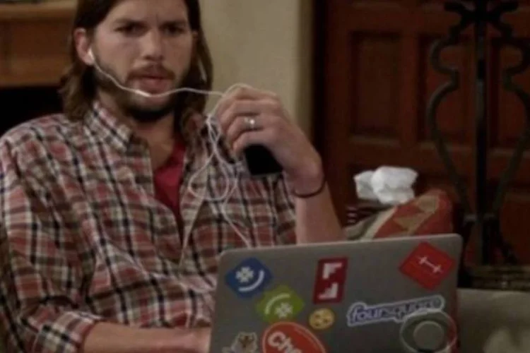 Ashton Kutcher protagoniza a série de TV "Two and a Half Men" e é marido da atriz Demi Moore (Reprodução)