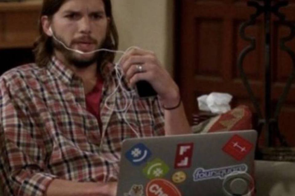 Ashton Kutcher usa "jeitinho americano" para promover marcas em seriado