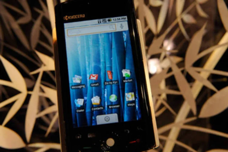 
	Smartphone da Kyocera com o Android: Microsoft acusa a Kyocera de usar tecnologia patenteada incluindo servi&ccedil;os de localiza&ccedil;&atilde;o e de mensagens de texto
 (Getty Images)