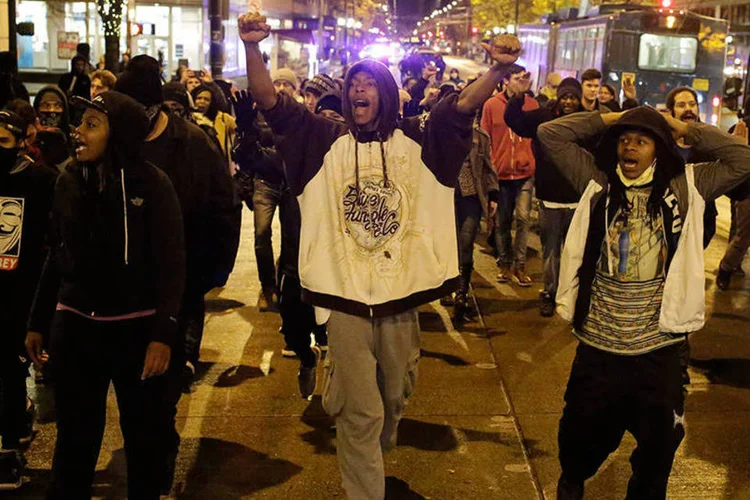 Manifestantes marcham em Seattle, Washington, um dia após a decisão do júri de Ferguson (REUTERS/Jason Redmond)