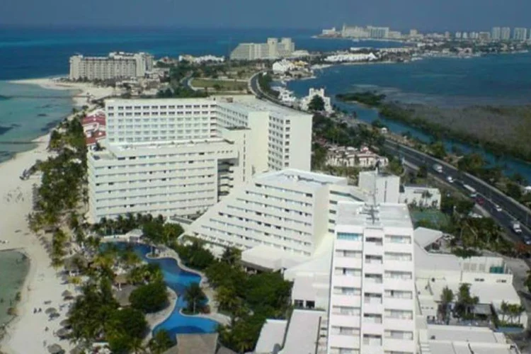 Hotel em Cancún, no México: setor deve continuar crescendo durante 2011 (Mauro I. Barea G./Wikimedia Commons)