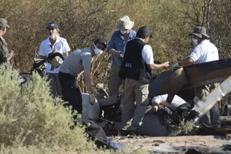 Uma comitiva formada por especialistas franceses chegou à província de La Rioja (Argentina), no dia 12 de março de 2015, onde caíram dois helicópteros que se chocaram
 (JUAN MABROMATA/AFP)