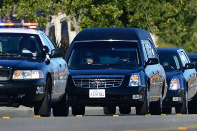 Polícia escolta o carro com o corpo de Crain (2e), em Riverside, Califórnia (AFP/ Frederic J. Brown)