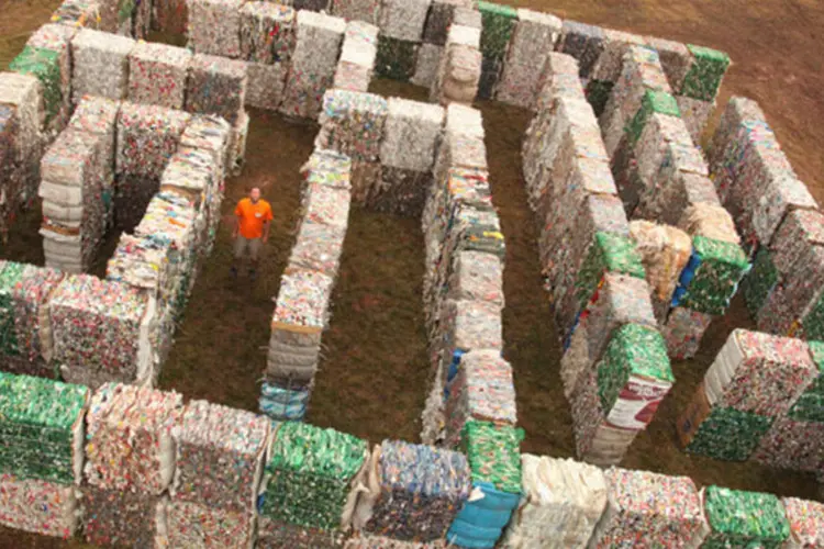 Cerca de 60 toneladas de material reciclável foram utilizadas na confecção do labirinto (Divulgação)