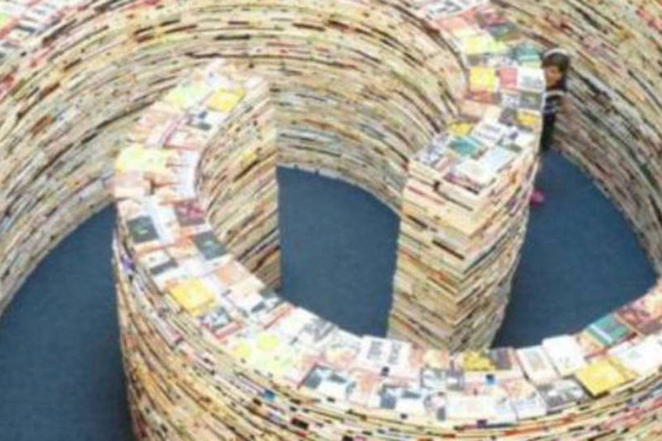Artistas brasileiros montam labirinto com 250 mil livros