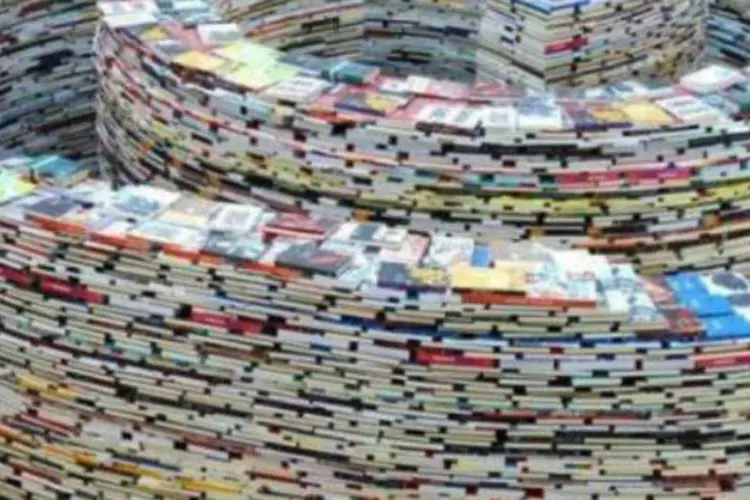Escultura forma um labirinto de livros: outro destaque do festival cultural é um "labirinto literário", criado pelos artistas brasileiros Gualter Pupo (Divulgação)