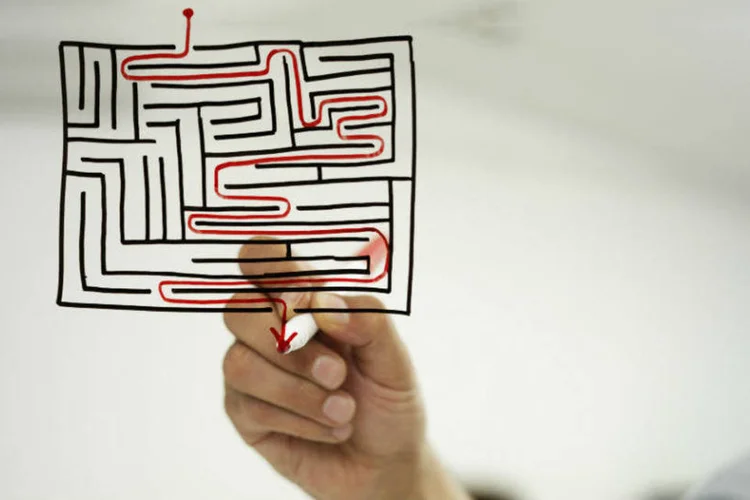 Homem desenhando labirinto (Thinkstock)