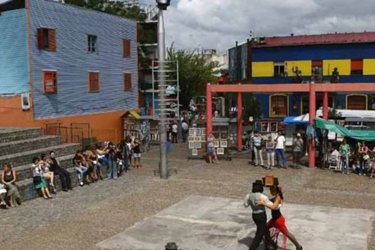 Casal dança tango em La Boca, bairro de Buenos Aires, Argentina, em fevereiro de 2008 (Julian Finney/Getty Images)