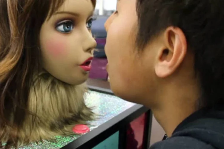 Robô em formato de cabeça de mulher, da empresa japonesa CrazyLabo, capaz de detectar mau hálito (Reprodução)